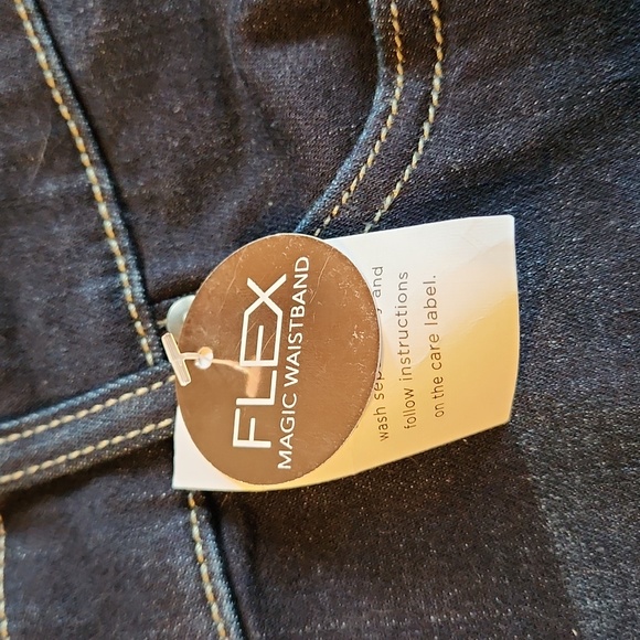 Lane Bryant Flex Magic Waistband Signiture Fit Mid-Rise Bermuda Jean Shorts - Picture 5 of 8